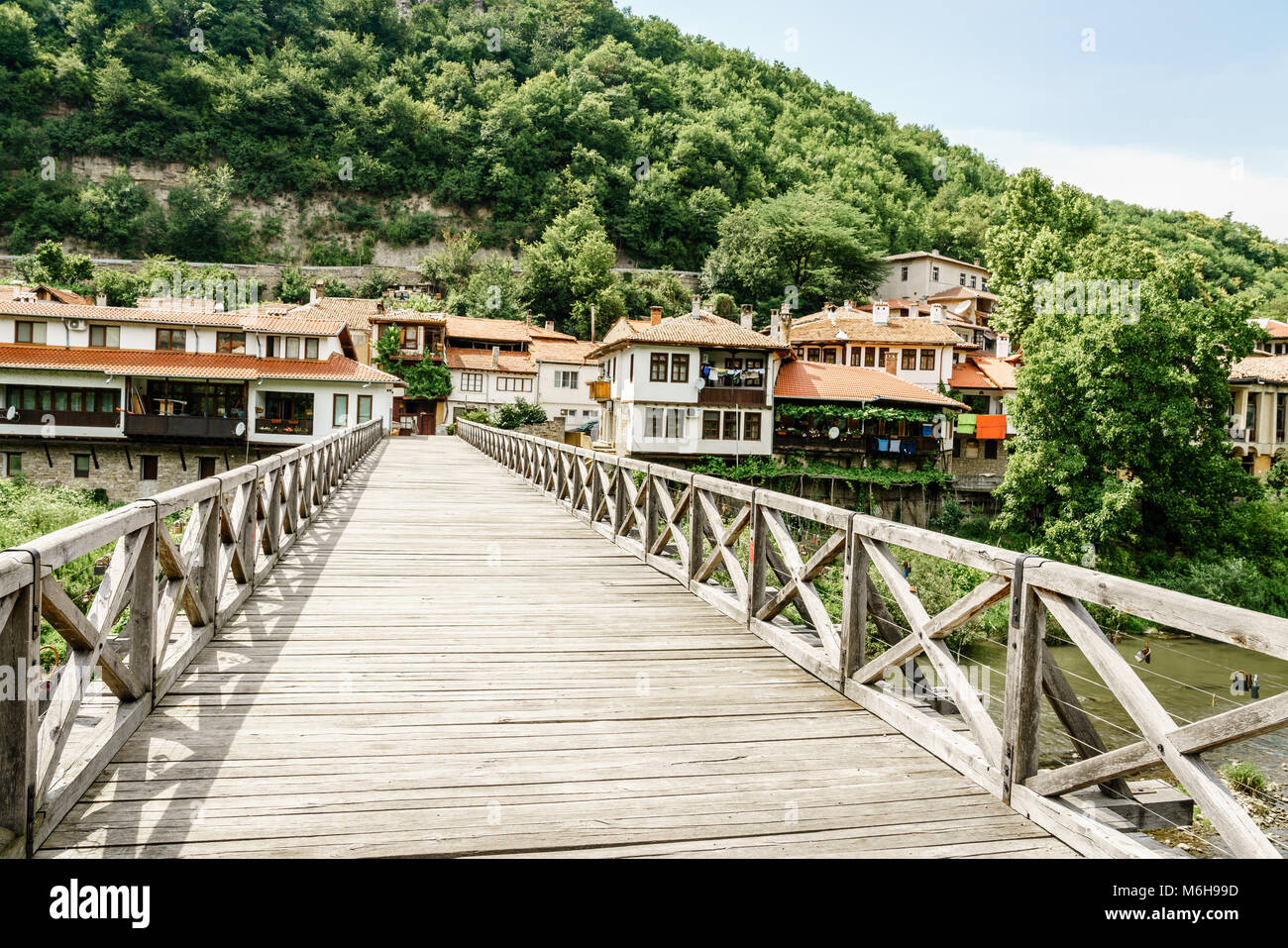 Piedi ponte che attraversa il fiume Yantra a Veliko Tarnovo, Bulgaria Foto Stock