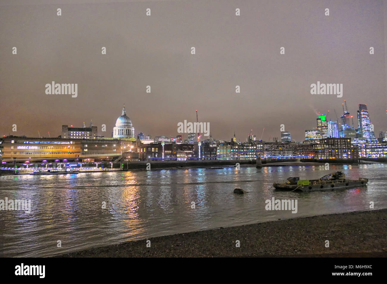 Vista sul paesaggio urbano di Londra e il Tamigi di notte Foto Stock
