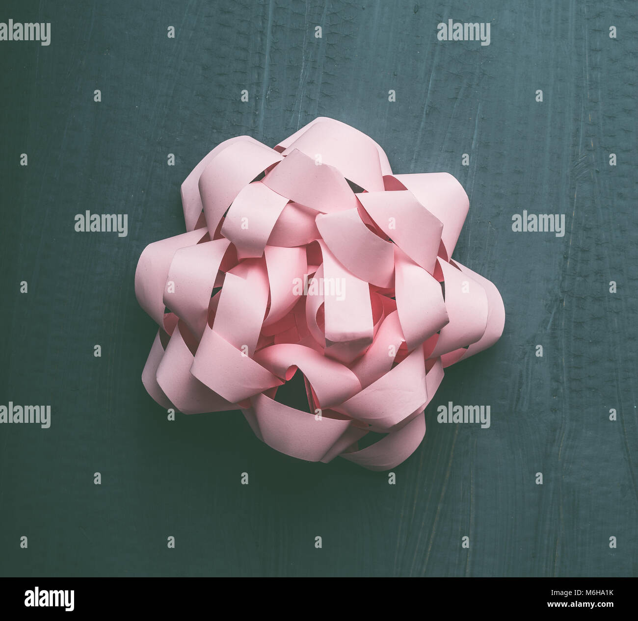 Pastel Pink Bow su sfondo grigio, vacanza creativa layout, vista dall'alto Foto Stock