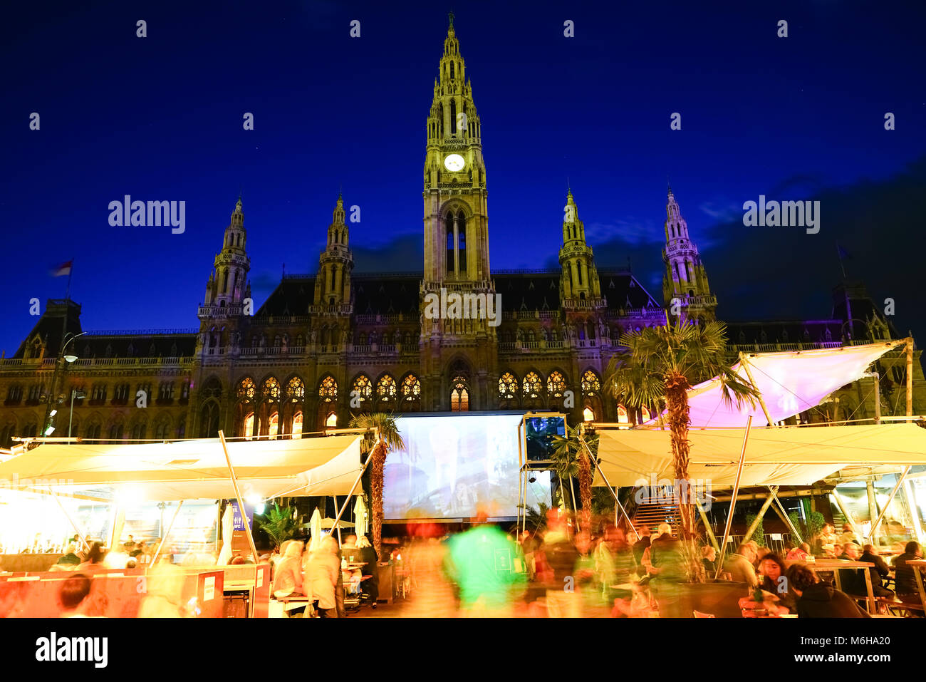 VIENNA, Austria - 4 settembre 2017; Film Festival evento notturno con screening, food e la folla di persone presenti e la silhouette della città hal Foto Stock