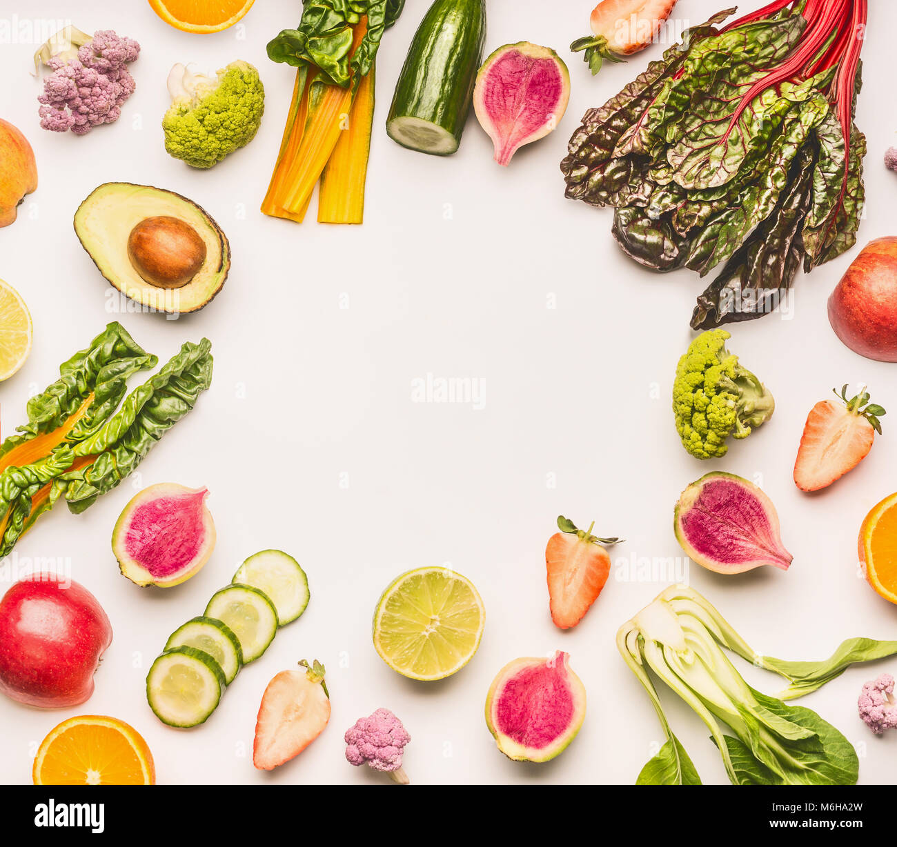 Varie sani frutti e verdure ingredienti telaio bianco su sfondo scrivania, vista dall'alto, piatto laici. Sana e pulita detox, perdita di peso dieta o Foto Stock