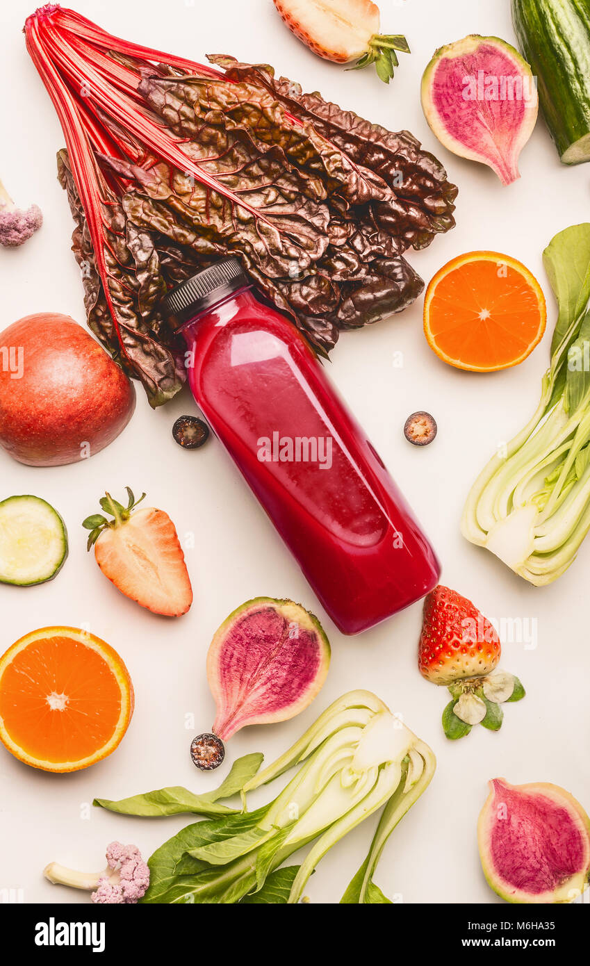 Rosso bottiglia frullato con sani frutti e verdure ingredienti bianco su sfondo scrivania, vista dall'alto, piana, laici verticale. Sana e pulita detox, abbiamo Foto Stock