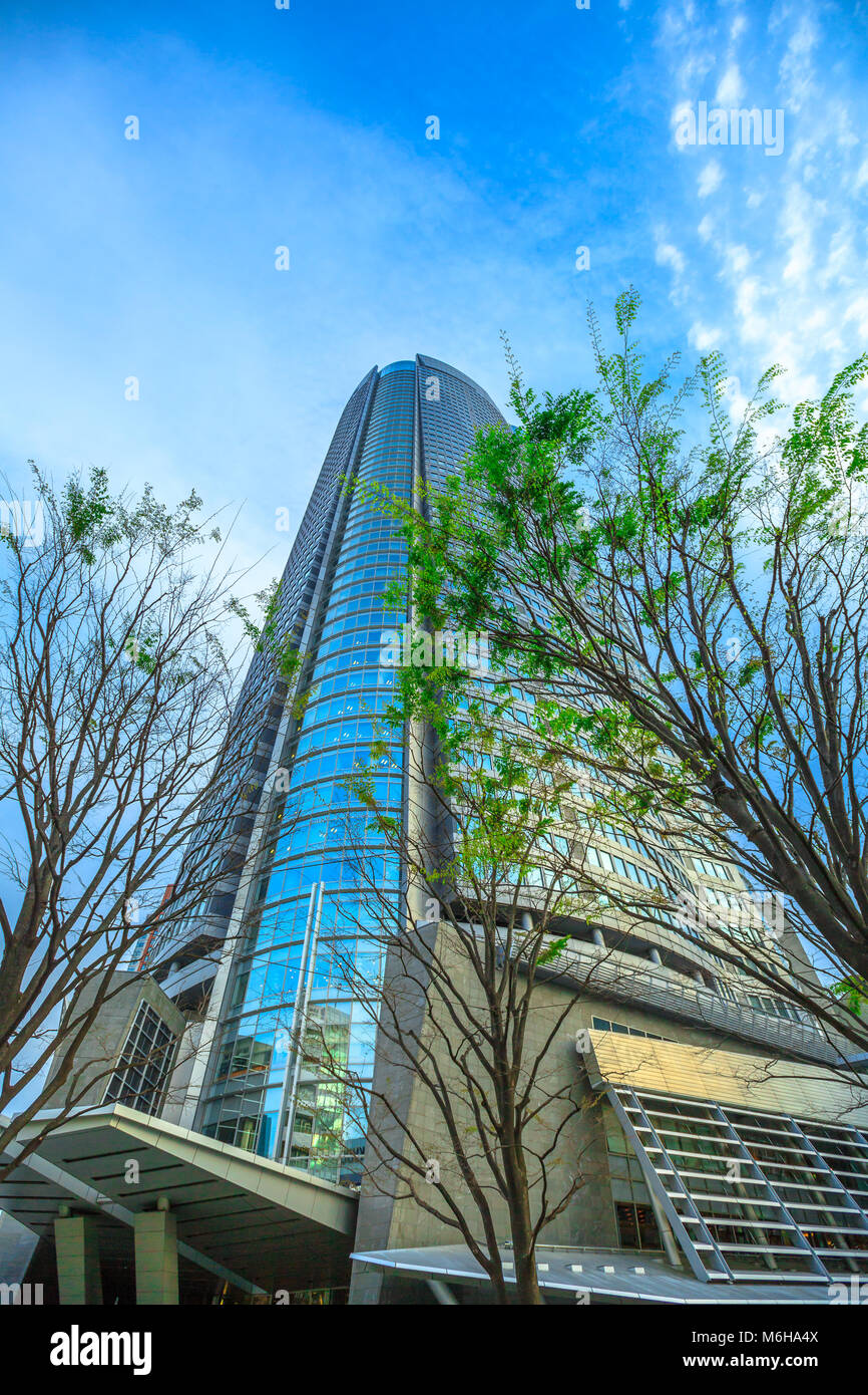Tokyo, Giappone - 20 Aprile 2017: prespective vista di Mori Tower, il grattacielo moderno e il più alto edificio della Roppongi Hills complesso nel quartiere Minato, Tokyo, Giappone. Colpo verticale. Foto Stock