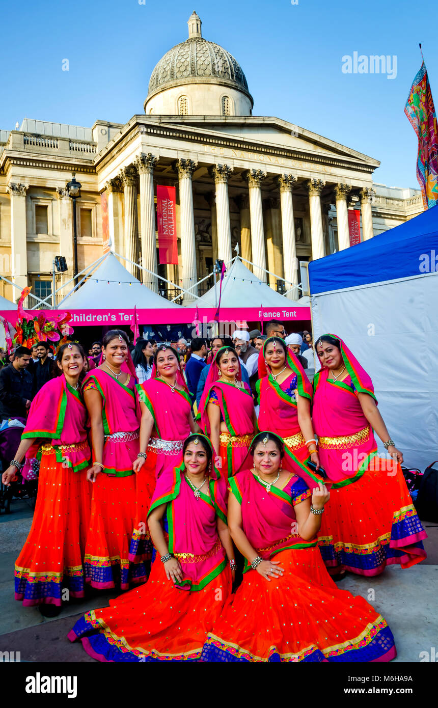 LONDON, Regno Unito - OCT. 15, 2017: gruppo di belle donne indiane celebrare Diwali, indossando sarees colorati in Trafalgar Square a Londra. Foto Stock