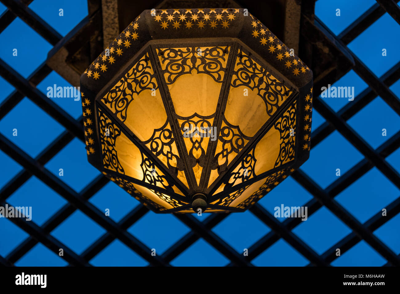 In stile vintage lampadario contro il cielo blu scuro Foto Stock