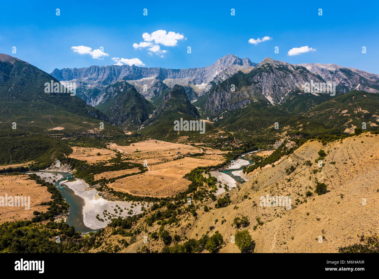 Idilliaco paesaggio coltivato con ansa del fiume in Albania - Vjosa River Valley in Permet district, Albania Foto Stock