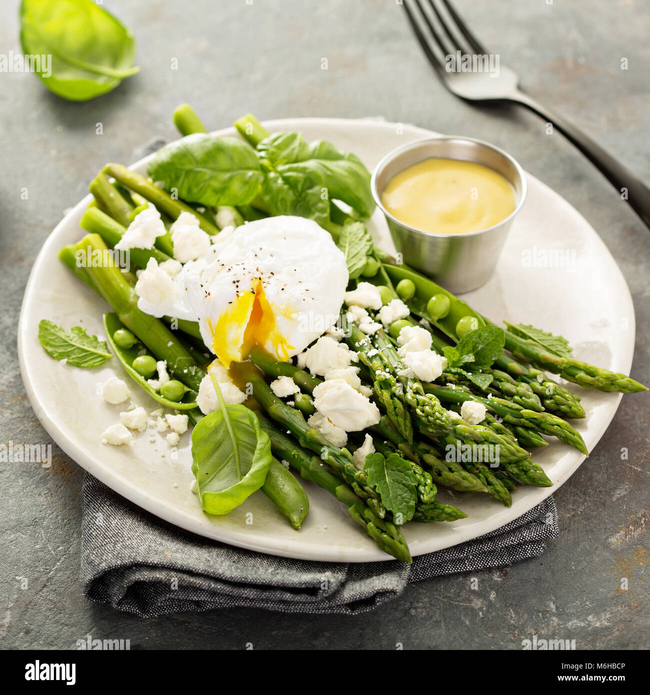 Piselli verdi e asparagi con uovo in camicia Foto Stock