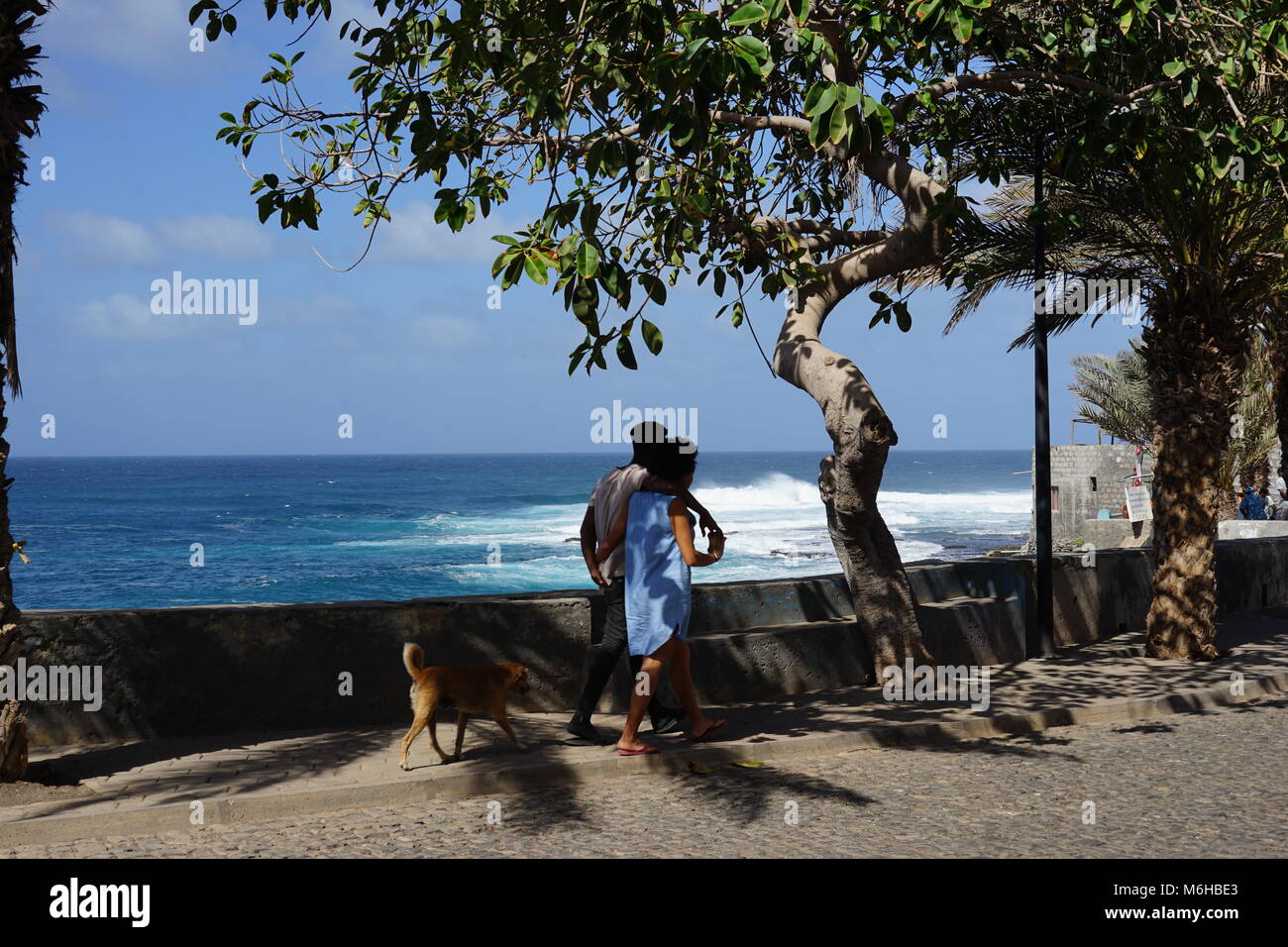 Giovane a piedi a braccetto presso il lungomare di Ponta do Sol, Santo Antao, Capo Verde Foto Stock