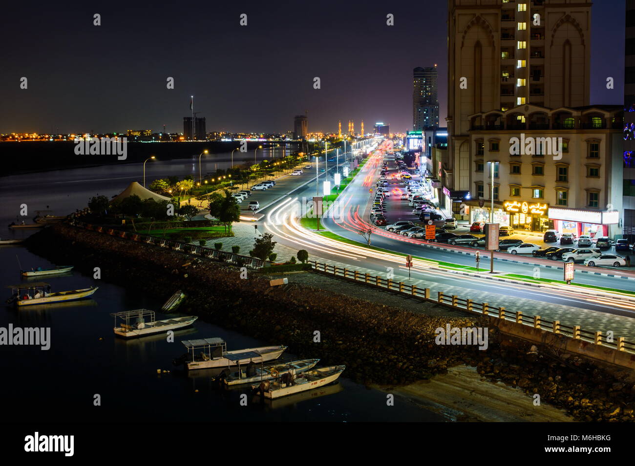 Ras Al Khaimah Emirati Arabi Uniti - 3 Marzo 2018: Ras Al Khaimah Corniche Road con luce sentieri e creek a praticamente il cuore del nord emirato Foto Stock
