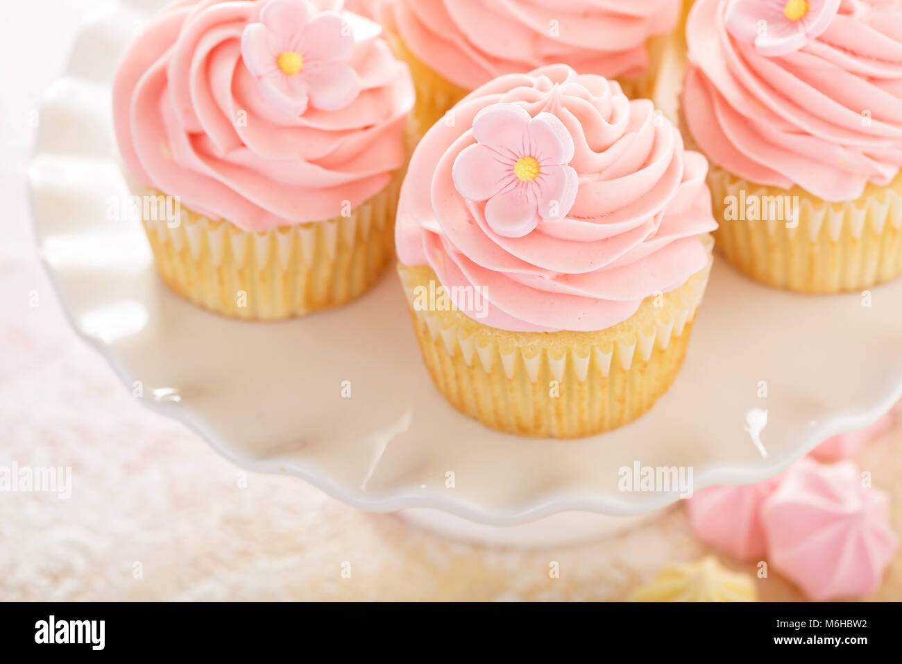 La vaniglia fragola tortine con fiori di zucchero Foto Stock