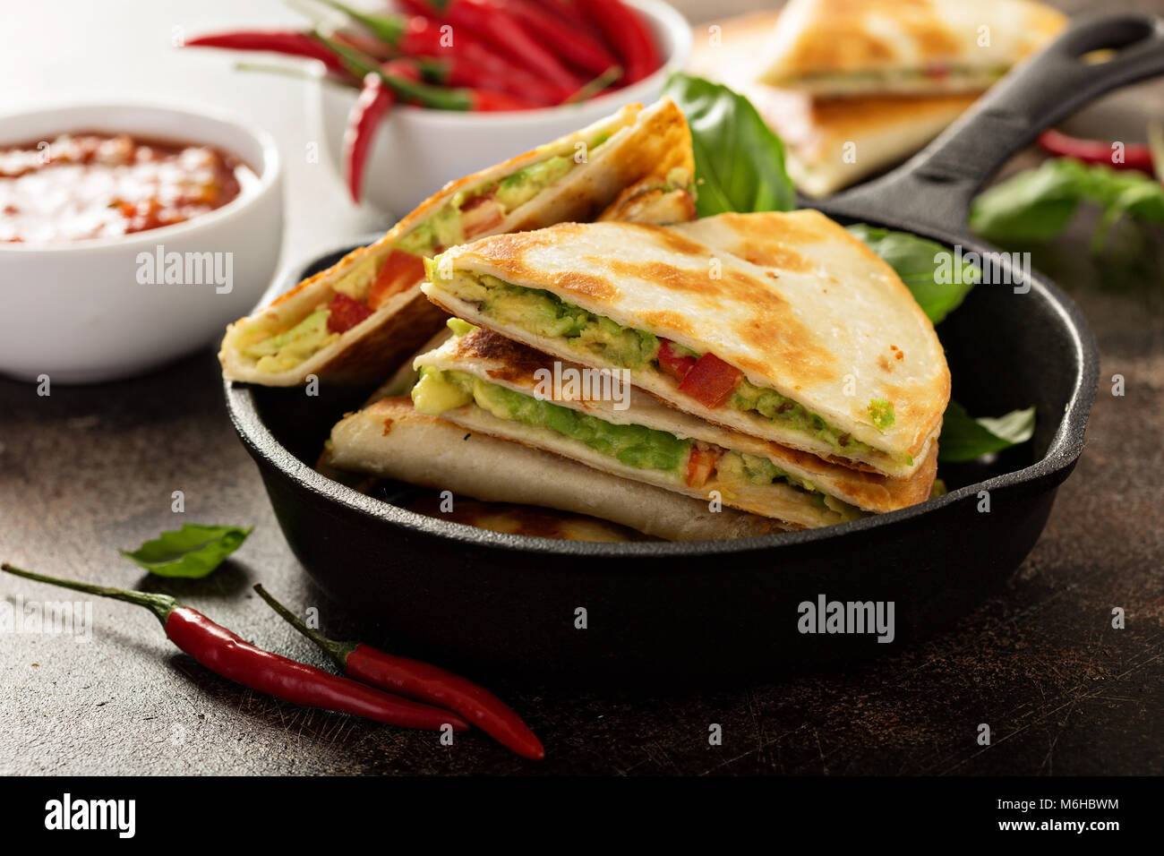 Vegan quesadillas con avocado e peperoni rossi Foto Stock