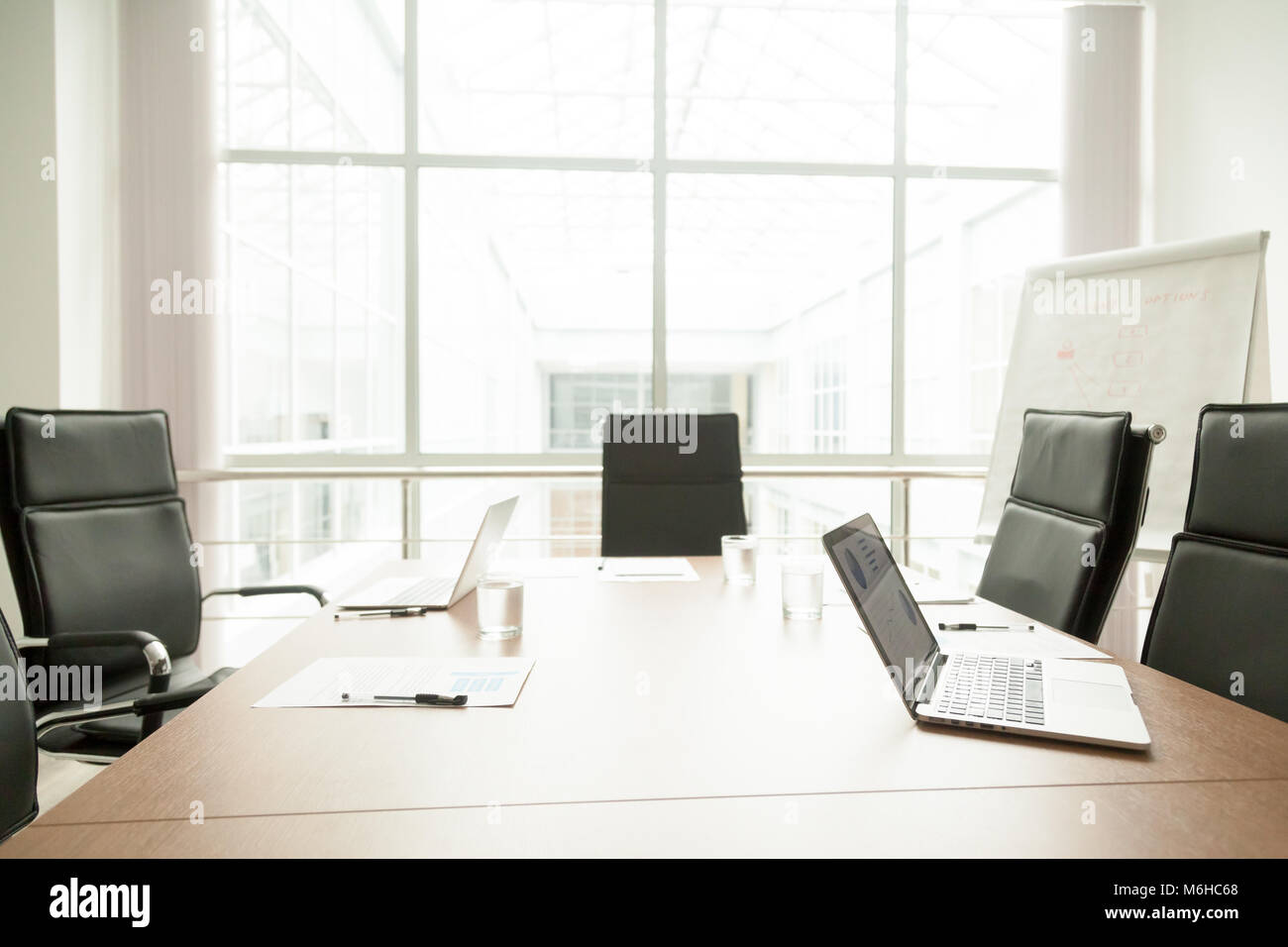 Tavolo da conferenza in ufficio del moderno centro business, boardroom Foto Stock