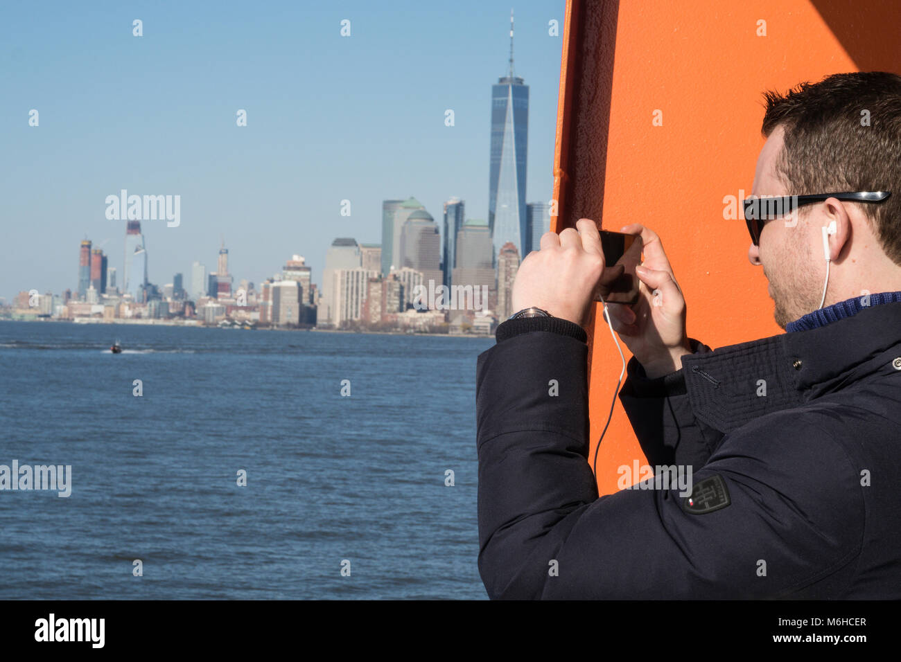 Lo Skyline di Manhattan è visto dal porto di New York, New York, Stati Uniti d'America Foto Stock