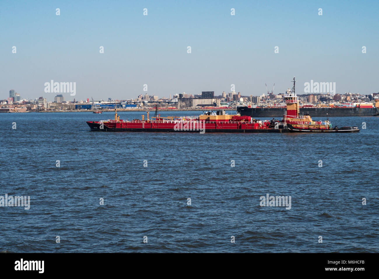 Barge e rimorchiatore nel porto di New York, New York, Stati Uniti d'America Foto Stock