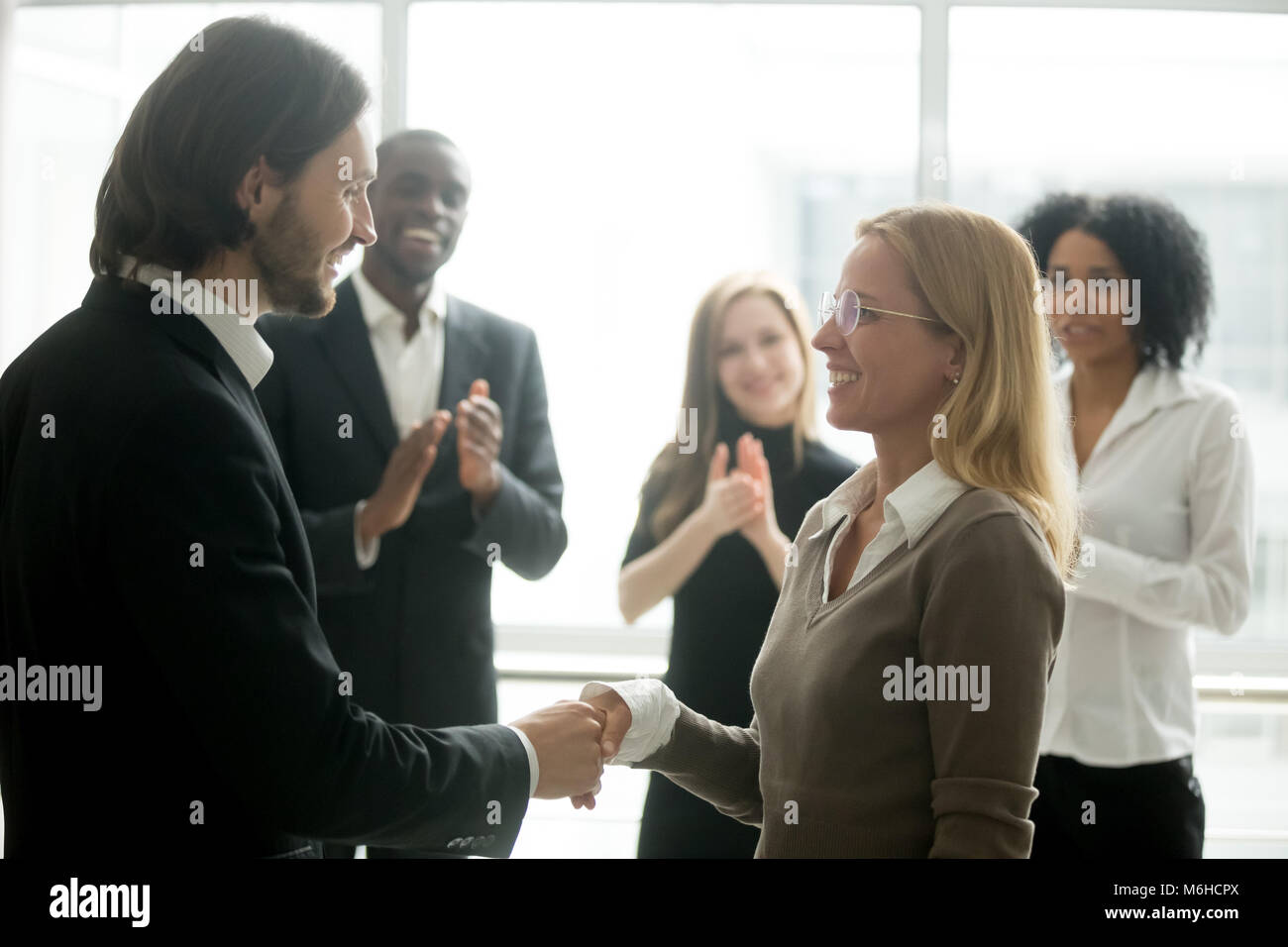 Il Boss dipendente di handshaking congratularmi con la promozione mentre di Foto Stock