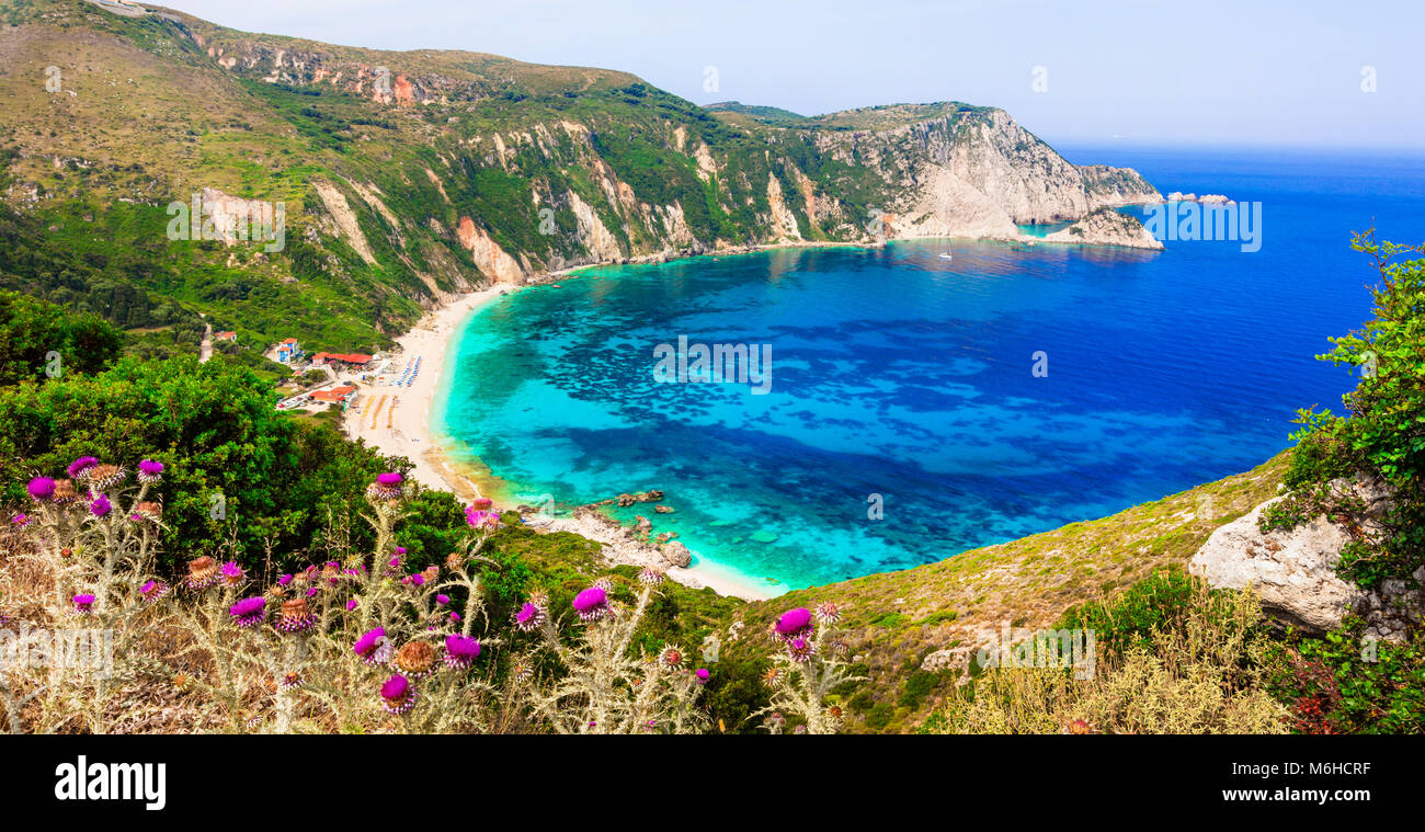 Bellissima spiaggia di Petani,vie con fiori,azzurro mare e montagne,l'isola di Cefalonia,Grecia. Foto Stock