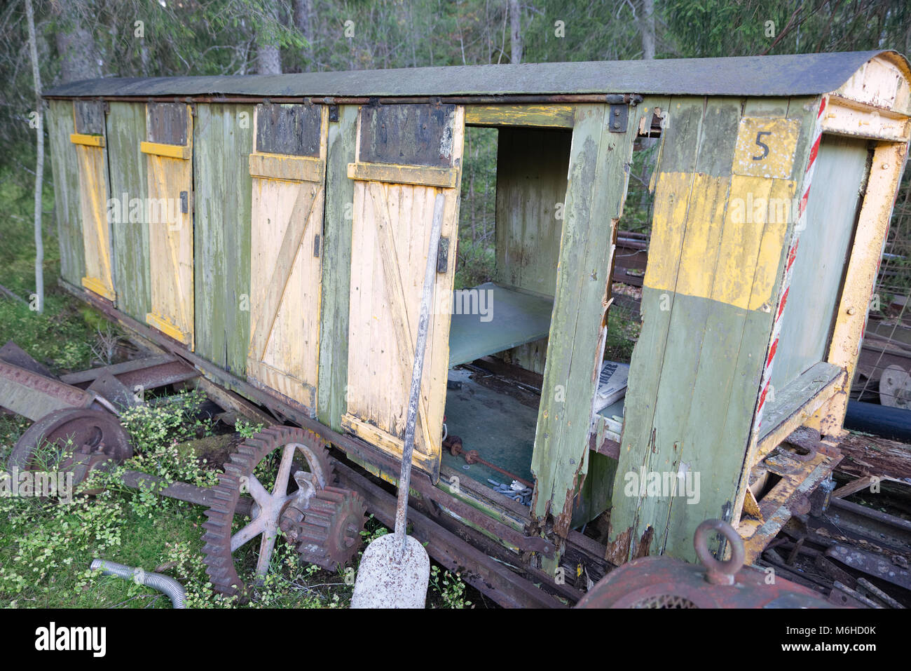 Un vecchio rotto vagone passeggeri utilizzati su una miniera ferroviario in Norvegia Foto Stock