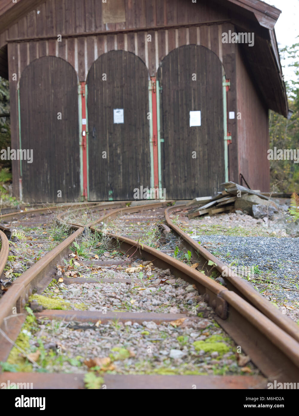 Ferrovia le vie che conducono a un treno in garage in Konnerud Mining Museum in Norvegia Foto Stock