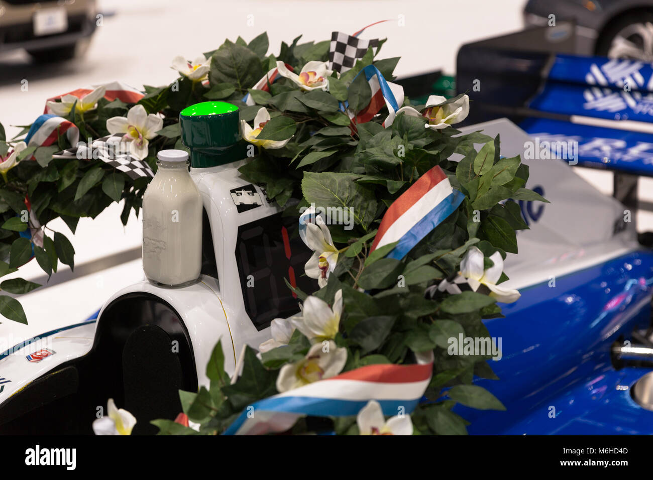 Auto di IndyCar Indy 500 vincitore Takuma Sato con bottiglia di latte e corona - 2018 Chicago Auto Show Foto Stock