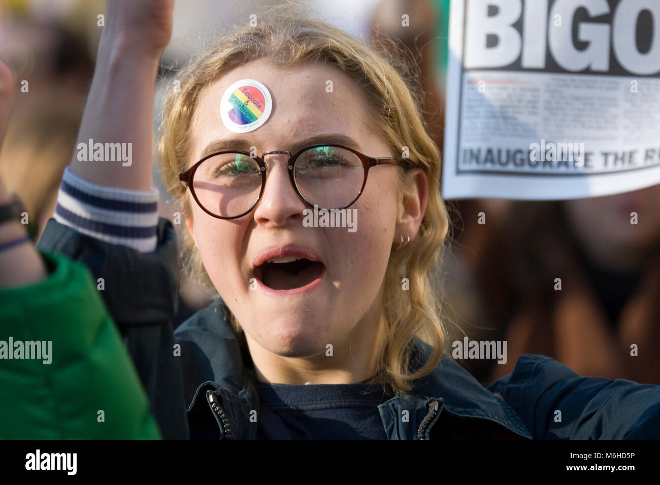 Giovane donna protestando durante la donna marzo su Londra, Gennaio 2017 Foto Stock