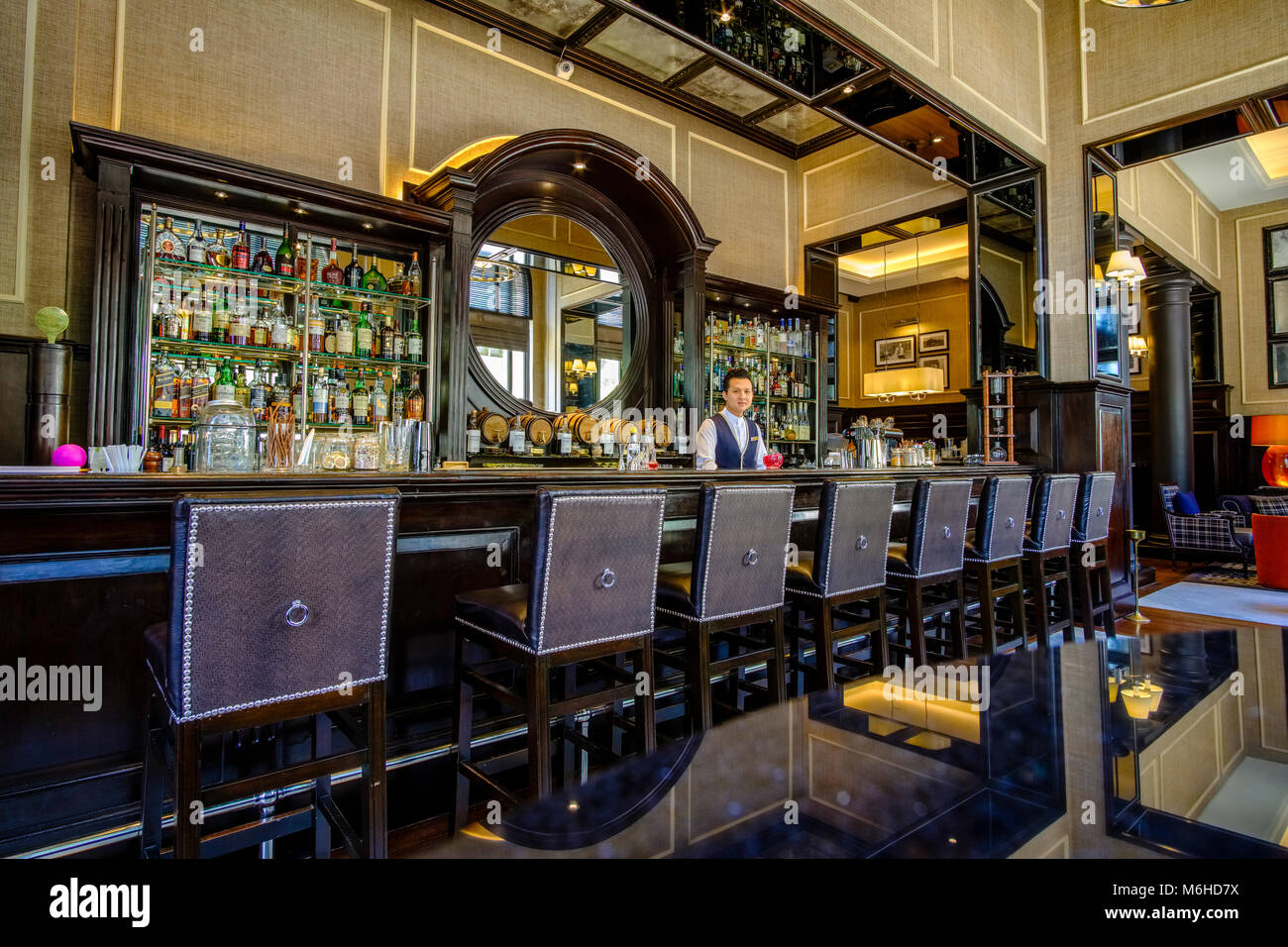 Interno di Sarkies Bar, un ristorante all'interno di The Strand Hotel nel centro della città Foto Stock