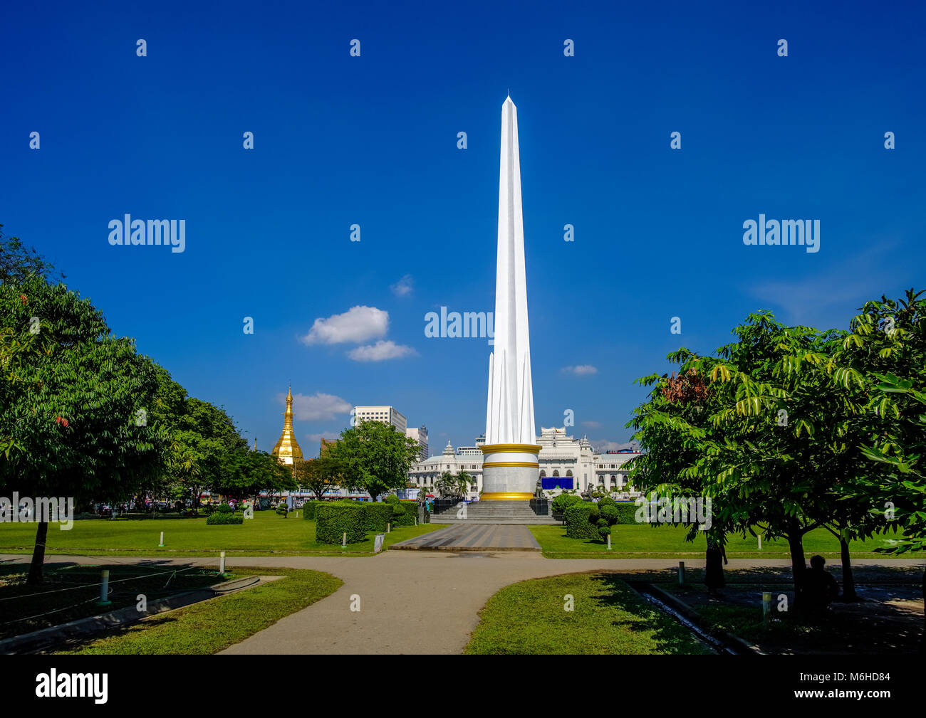 L'indipendenza Monument si trova a Maha Bandula parco nel centro della città, Sule Pagoda è visibile in distanza Foto Stock