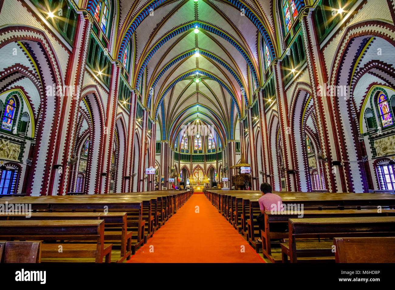 Un uomo è in preghiera all'interno della Cattedrale di Saint Mary o Cattedrale dell Immacolata Concezione, una cattedrale cattolica si trova nel centro della città Foto Stock