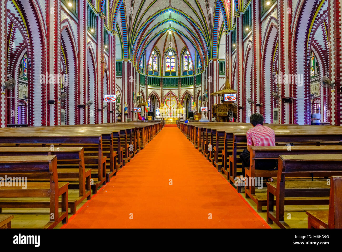 Un uomo è in preghiera all'interno della Cattedrale di Saint Mary o Cattedrale dell Immacolata Concezione, una cattedrale cattolica si trova nel centro della città Foto Stock