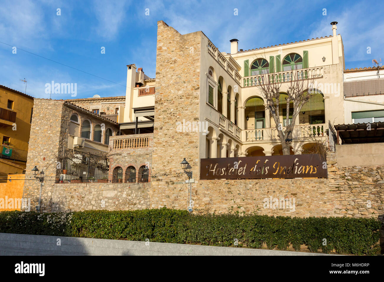 Bel vecchio hotel in pietra, case in spagnolo antico borgo, Begur in Costa Brava. Hotel Indiana. Foto Stock