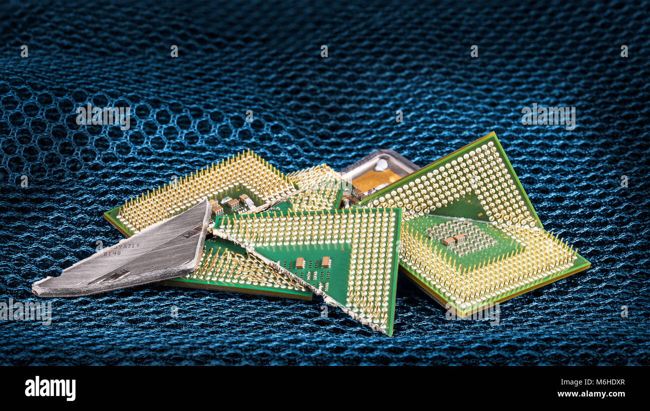 Computer rotto processori su esagonale a maglia a trama. Lo sfondo da schegge di microchip con bug critico. Cyber security, industria elettronica. Foto Stock
