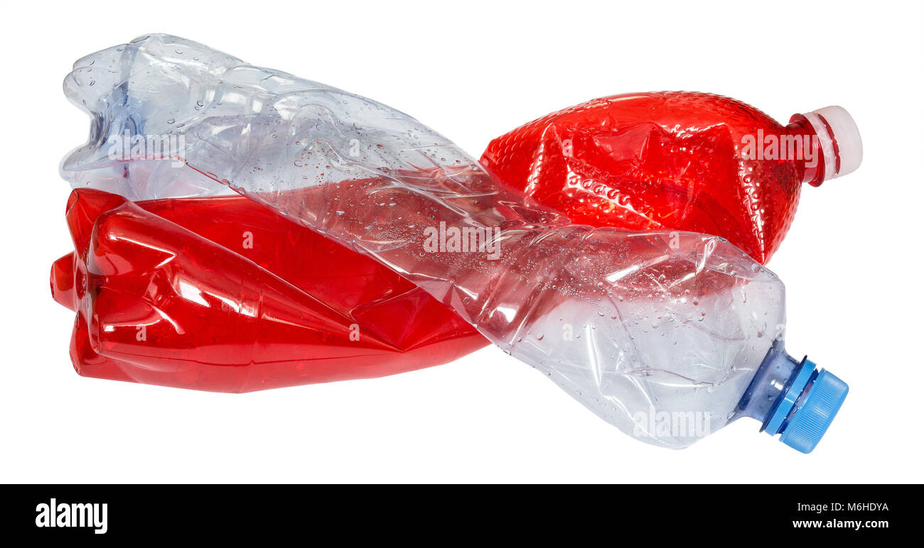 Bottiglie di plastica usate in rosso e blu. Vuoto due confezioni di bevande isolato su sfondo bianco. La separazione dei rifiuti, riciclaggio e inquinamento ambientale. Foto Stock