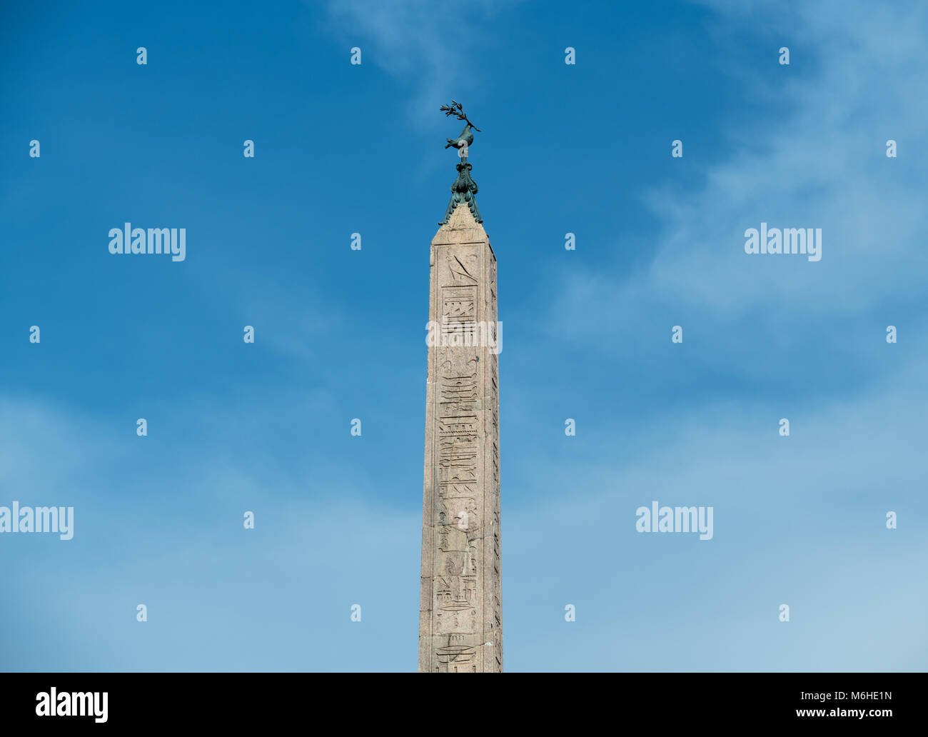 Il lato superiore di obelisco egiziano Piazza Navona in Roma, nome italiano Obelisco Agonale, cielo blu in background Foto Stock