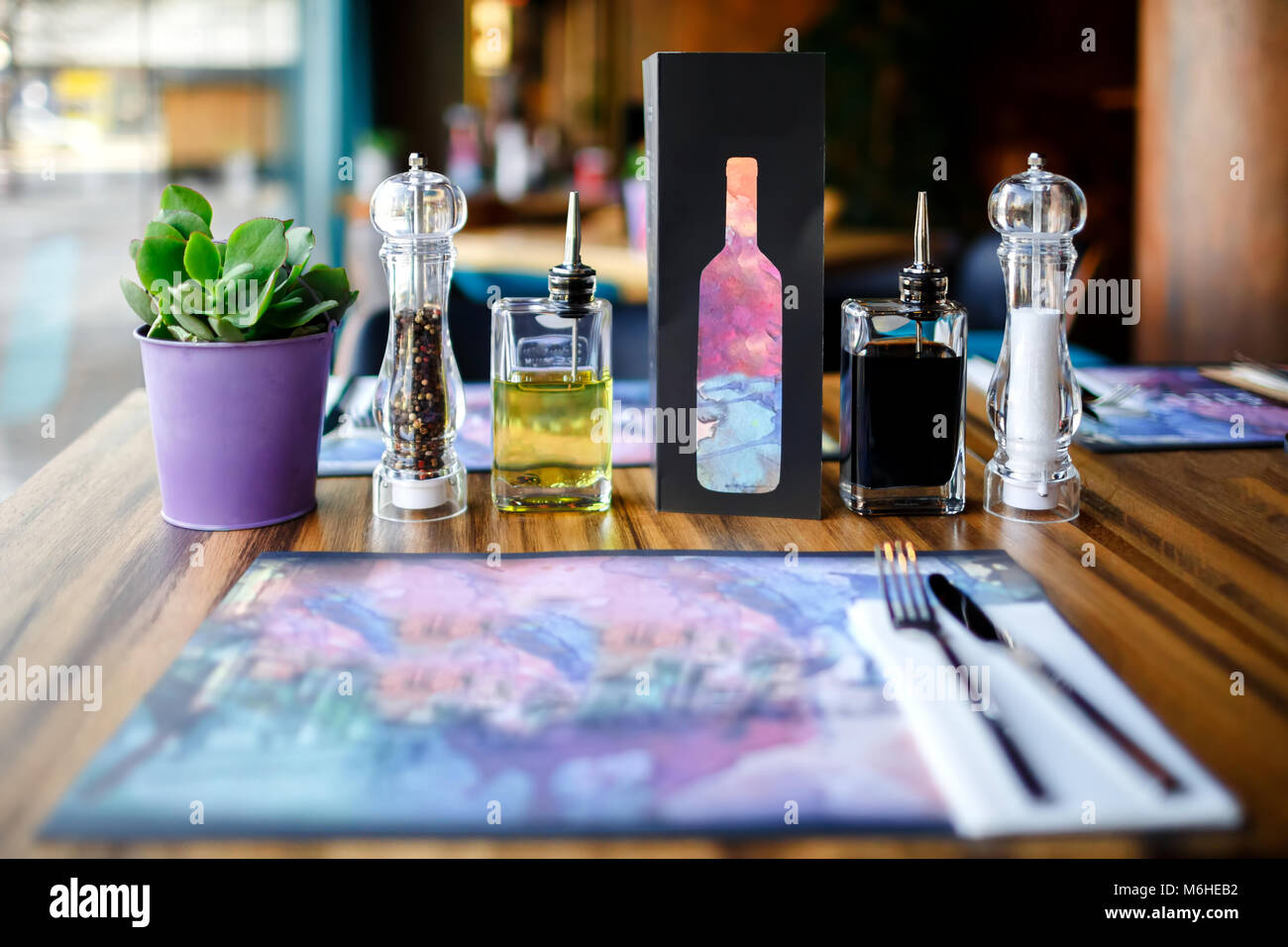 Ristorante Impostazione tabella Foto Stock