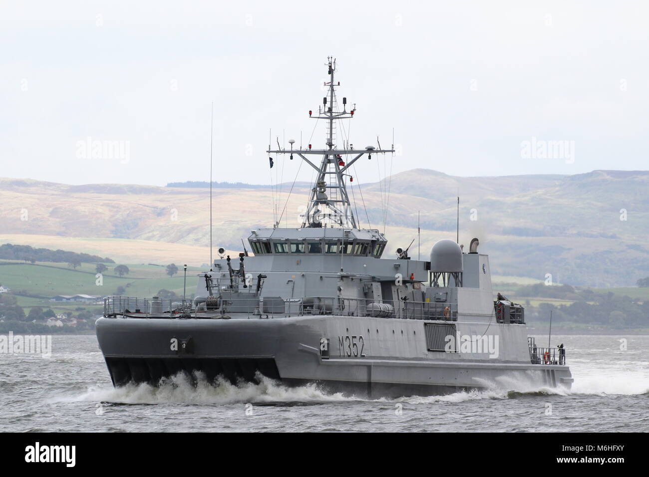 KNM Rauma (M352), un Alta-class minesweeper gestito dalla Royal Navy norvegese, passando Greenock all'inizio dell'esercizio comune della Warrior 17-2. Foto Stock