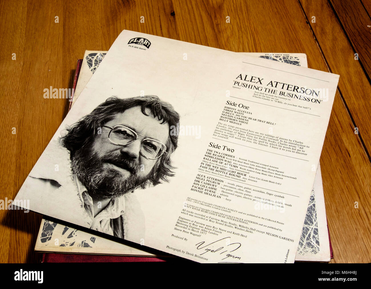 Il vecchio le copertine degli album, dischi in vinile dei 70's Alex Atterson, spingendo il business su poesie di charles causley mettere la musica. Foto Stock