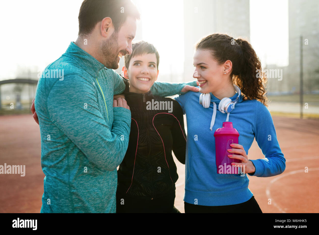 Fitness, sport, persone che esercitano e concetto di stile di vita Foto Stock