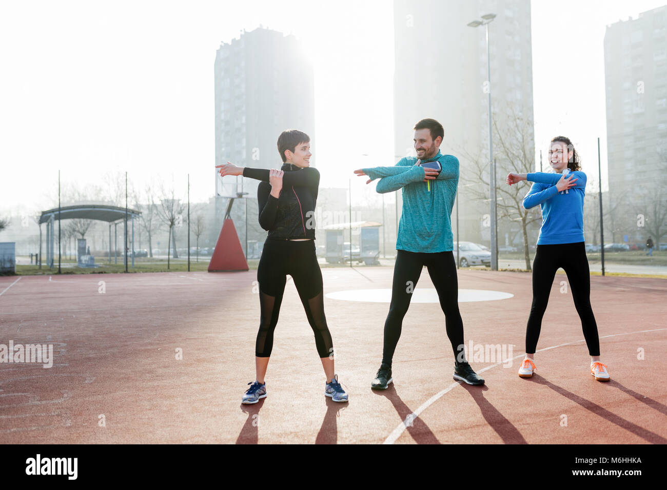 Giovani persone fitness in esecuzione in area urbana Foto Stock