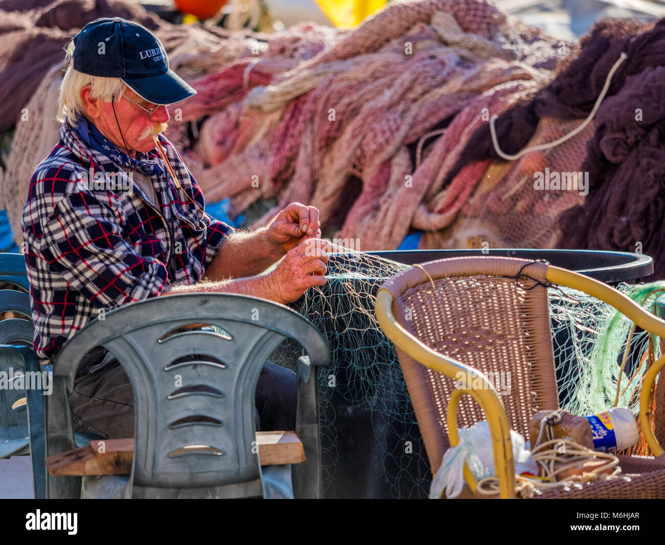 Rammendo delle reti da pesca sull isola di Procida, Italia Foto Stock