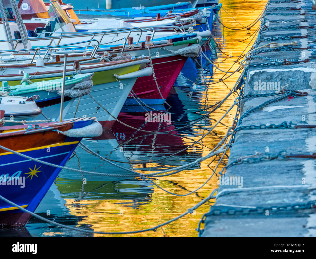 Ormeggiata barche da pesca sul isola di Procida, Italia Foto Stock