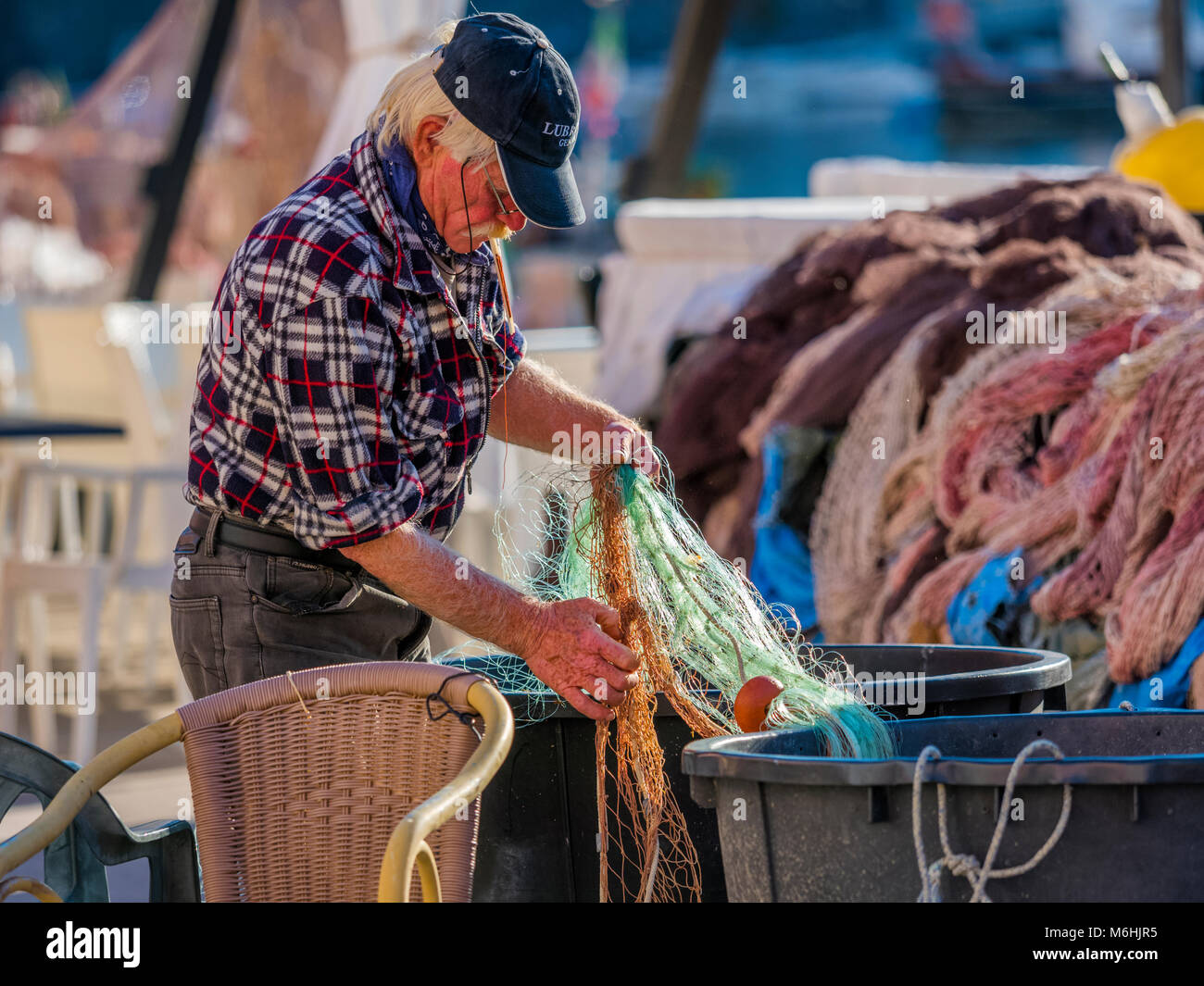 Rammendo delle reti da pesca sull isola di Procida, Italia Foto Stock