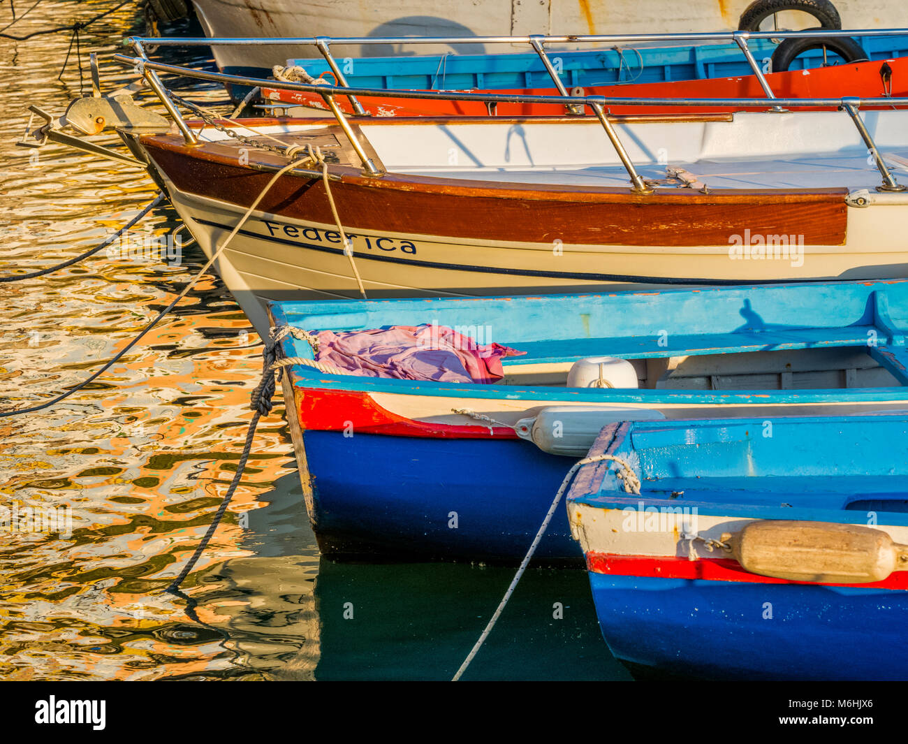 Ormeggiata barche da pesca sul isola di Procida, Italia Foto Stock