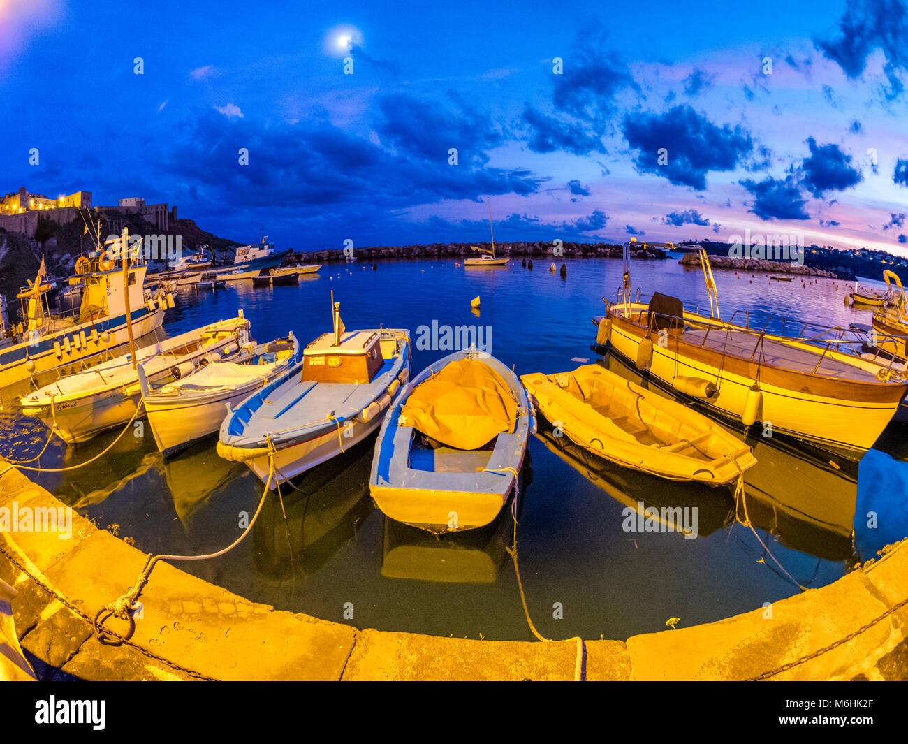 Ormeggiata barche da pesca sul isola di Procida, Italia Foto Stock