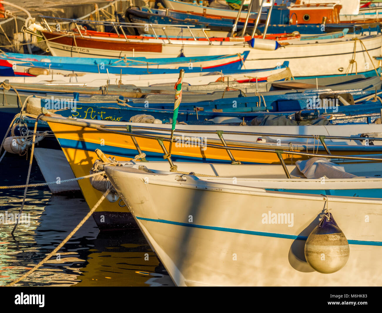 Ormeggiata barche da pesca sul isola di Procida, Italia Foto Stock