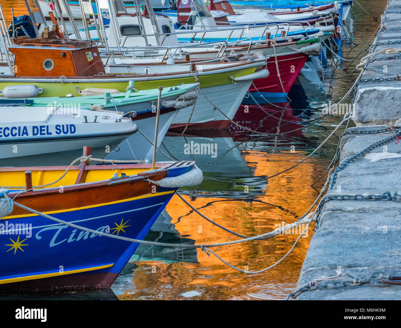 Ormeggiata barche da pesca sul isola di Procida, Italia Foto Stock