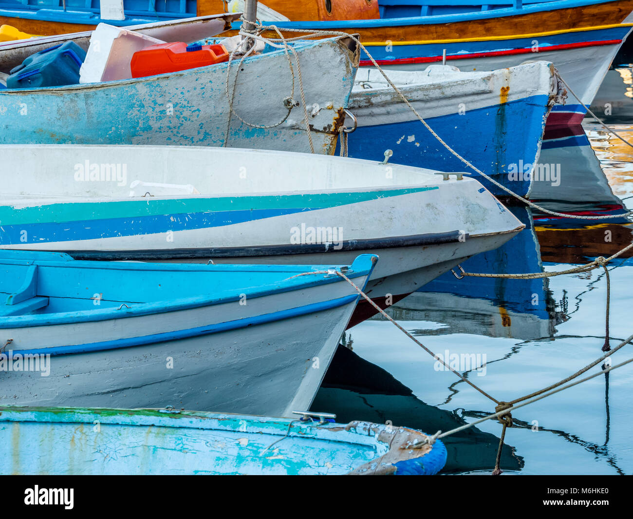 Ormeggiata barche da pesca sul isola di Procida, Italia Foto Stock