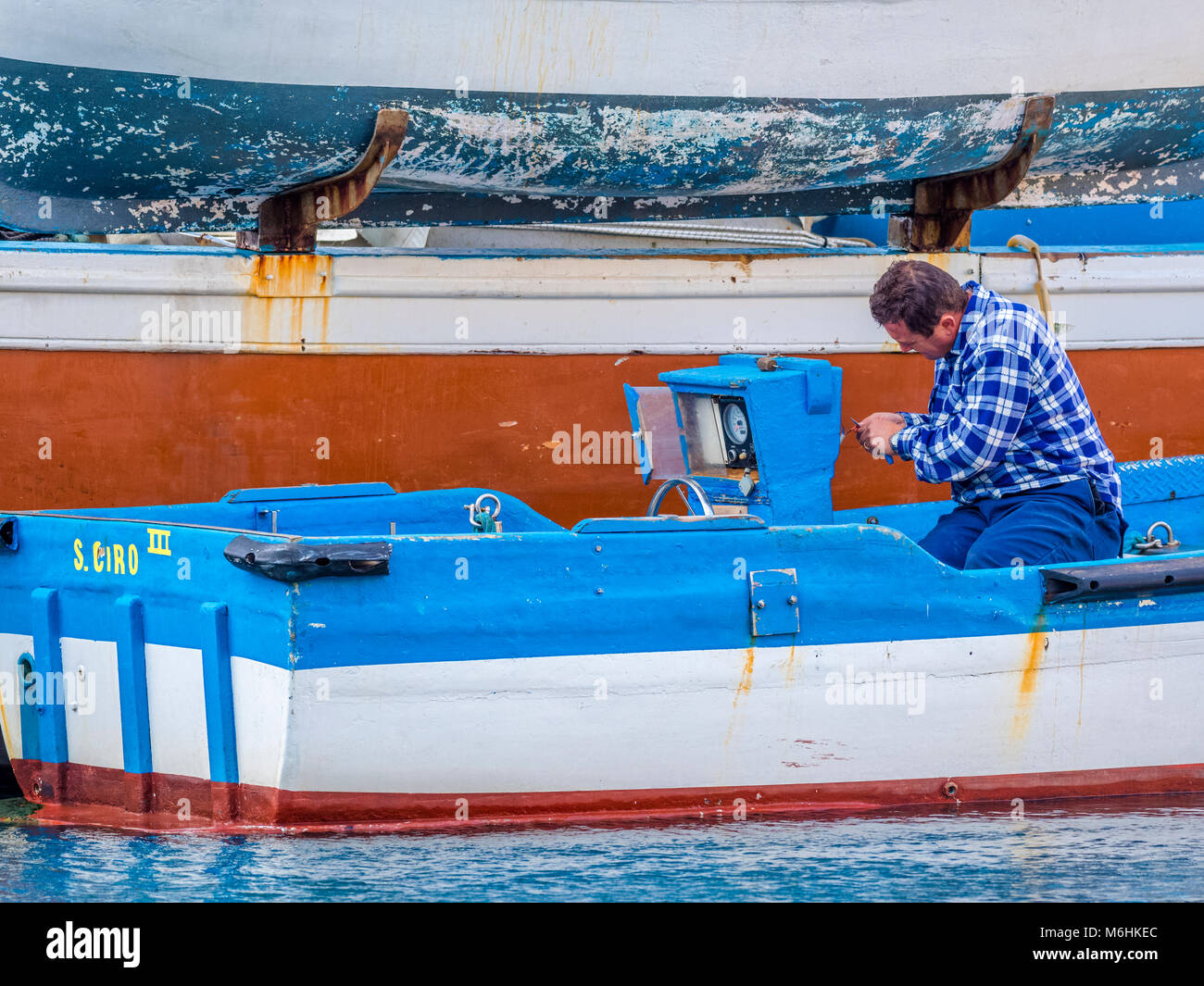 Ormeggiata barche da pesca sul isola di Procida, Italia Foto Stock