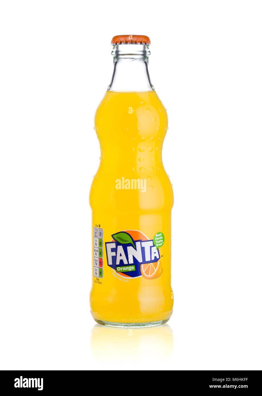 LONDON, Regno Unito - 01 Marzo 2018: una bottiglia di vetro di Fanta orange soft drink su sfondo bianco. Foto Stock