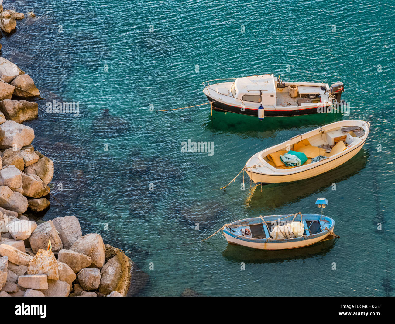 Ormeggiata barche da pesca sul isola di Procida, Italia Foto Stock
