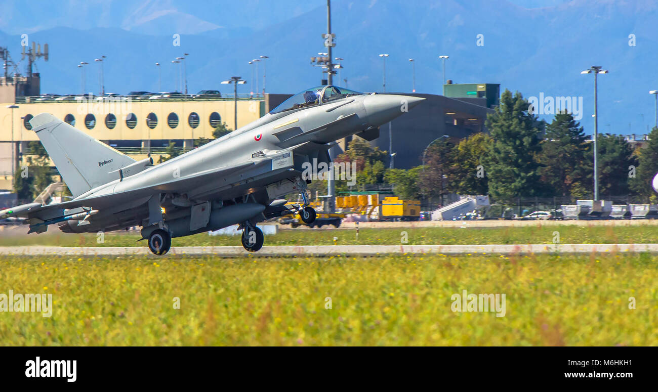 Eurofighter Typhoon decollo dall' aeroporto di Torino Foto Stock