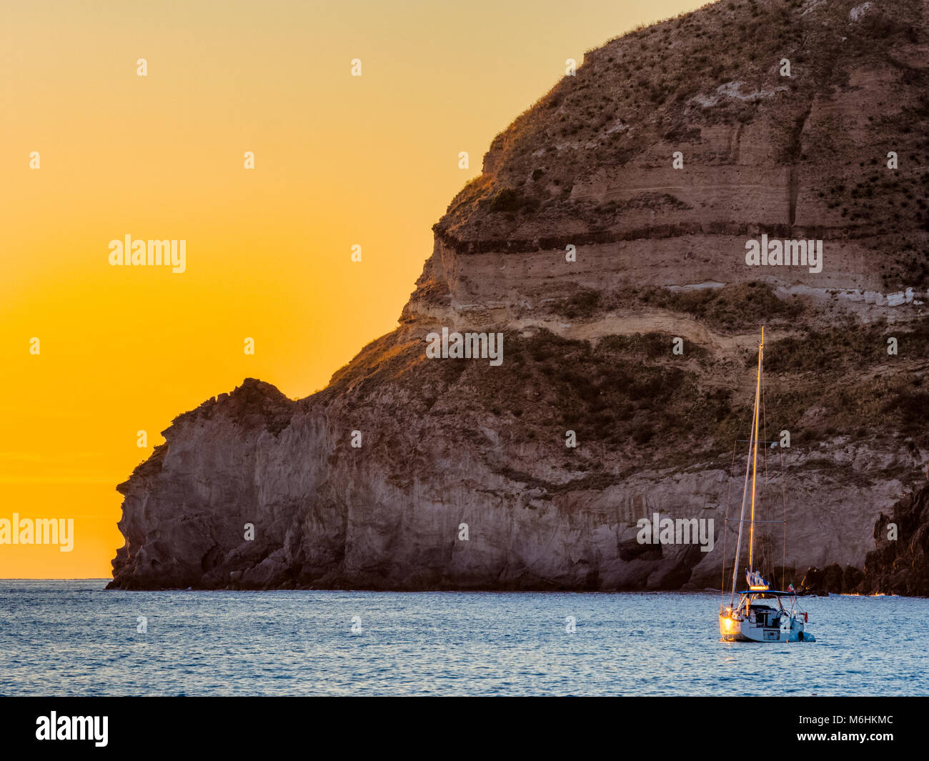 Barca a vela al largo dell'isola di Ischia, Italia Foto Stock